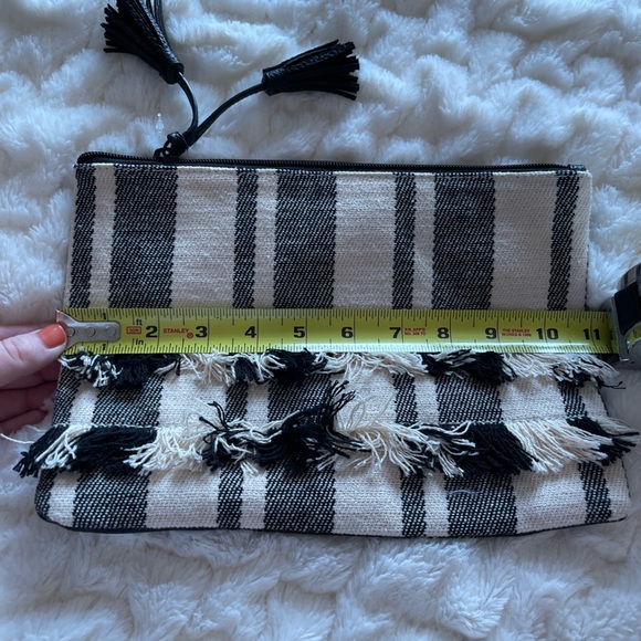EUC Adorable fringe b&w clutch w faux black leather, cute tassel & zipper - Picture 16 of 16